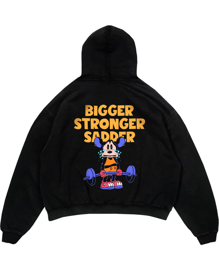 Större Starkare Sadder Hoodie i överdimensionerad storlek (baktryck).